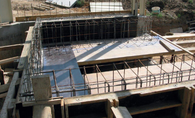 Pose du niveleur et de son cadre sur un support en bois pour création d'une fosse hayon